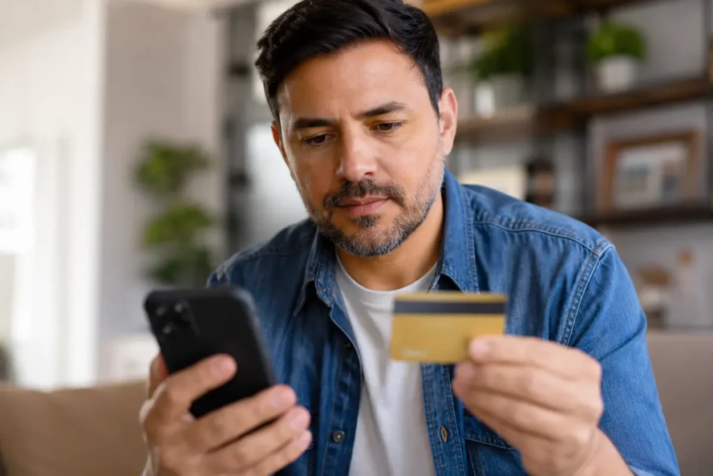 Homem revisando fatura do cartão para identificar como cancelar assinaturas não usadas
